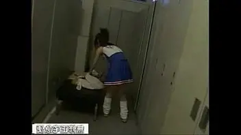 Японская школьница делает однокласснику минет в раздевалке